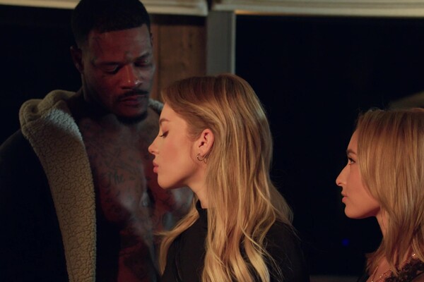 'Büro'-Szene aus Emma White & Kelly Collins - Bang And Burn