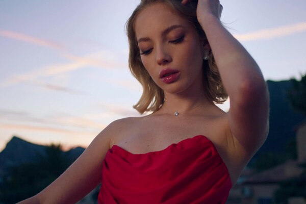 'Büro'-Szene aus Emma White - Bang And Burn