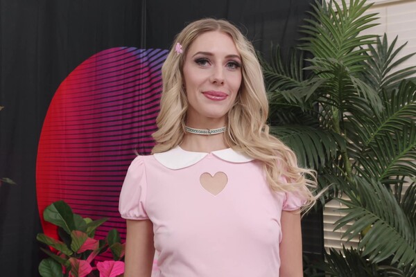 'Kitzeln'-Szene aus Emily Jade - Hookup Hotshot: E-Girls 13