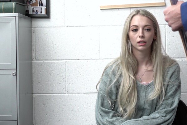 'Office'-Szene aus Lily Larimar - Shoplyfter 23