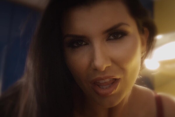 'Promis'-Szene aus Reagan Foxx & Romi Rain - Dark Hair Goddesses