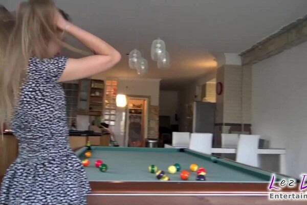 'Femdom Pegging'-Szene aus Alice Zaffyre, Bonnie Dolce & Mistress Tatjana - Horny Sluts And Their Orgasms